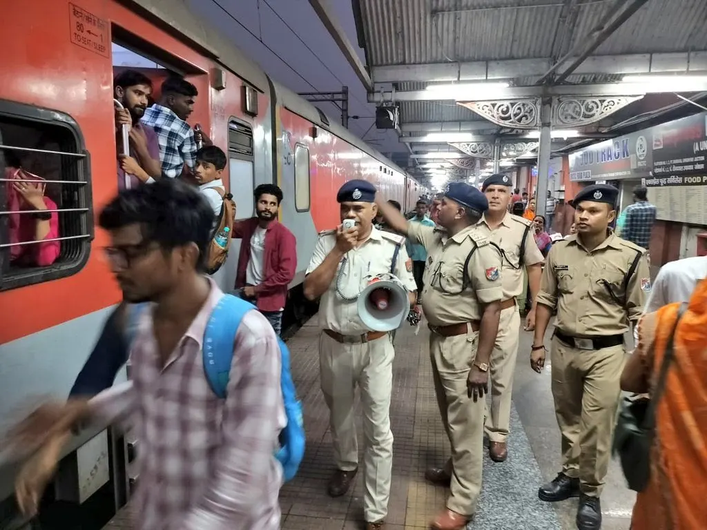 छठ पर रेलयात्रियों के लिए आज चलाई जा रही हैं 185 विशेष ट्रेन