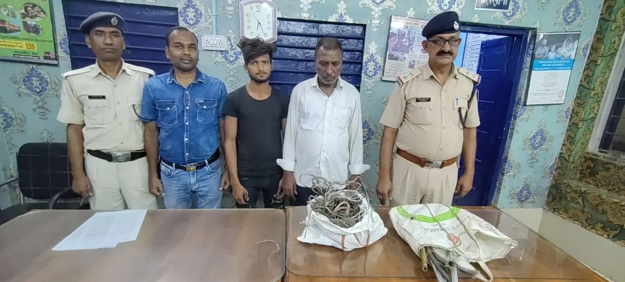 स्टेवलिंग लाइन में खड़ी कोच से अर्थिग वायर चुराते एक को किया गिरफ्तार