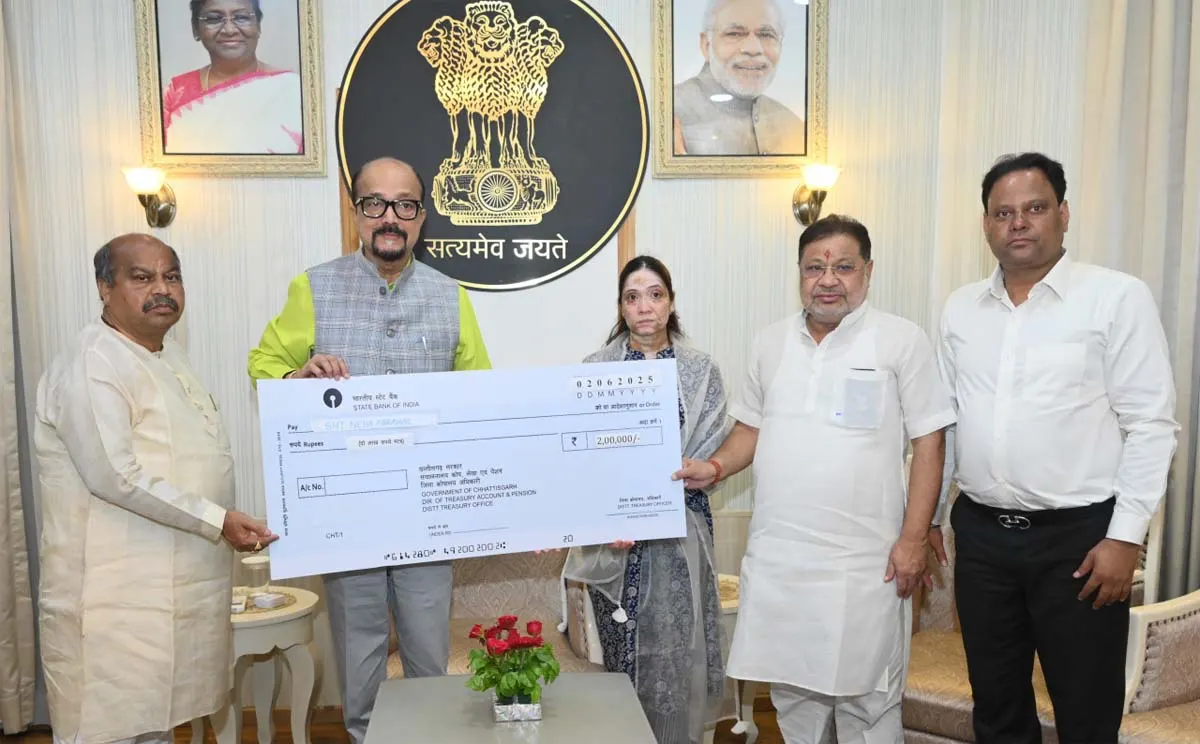 राज्यपाल डेका ने स्व. अग्रवाल के परिजनों को दी दाे लाख की सहायता राशि