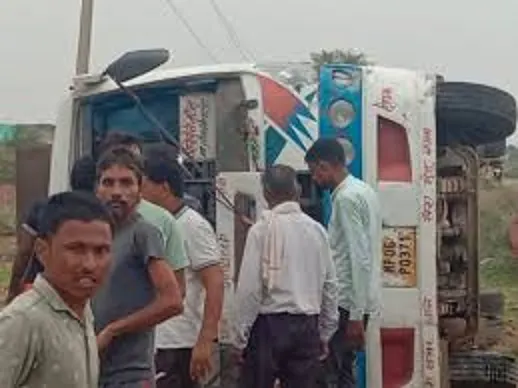 मुरैना: कैलारस में बेकाबू होकर पलटी बस, 8 यात्री घायल, एक महिला गंभीर