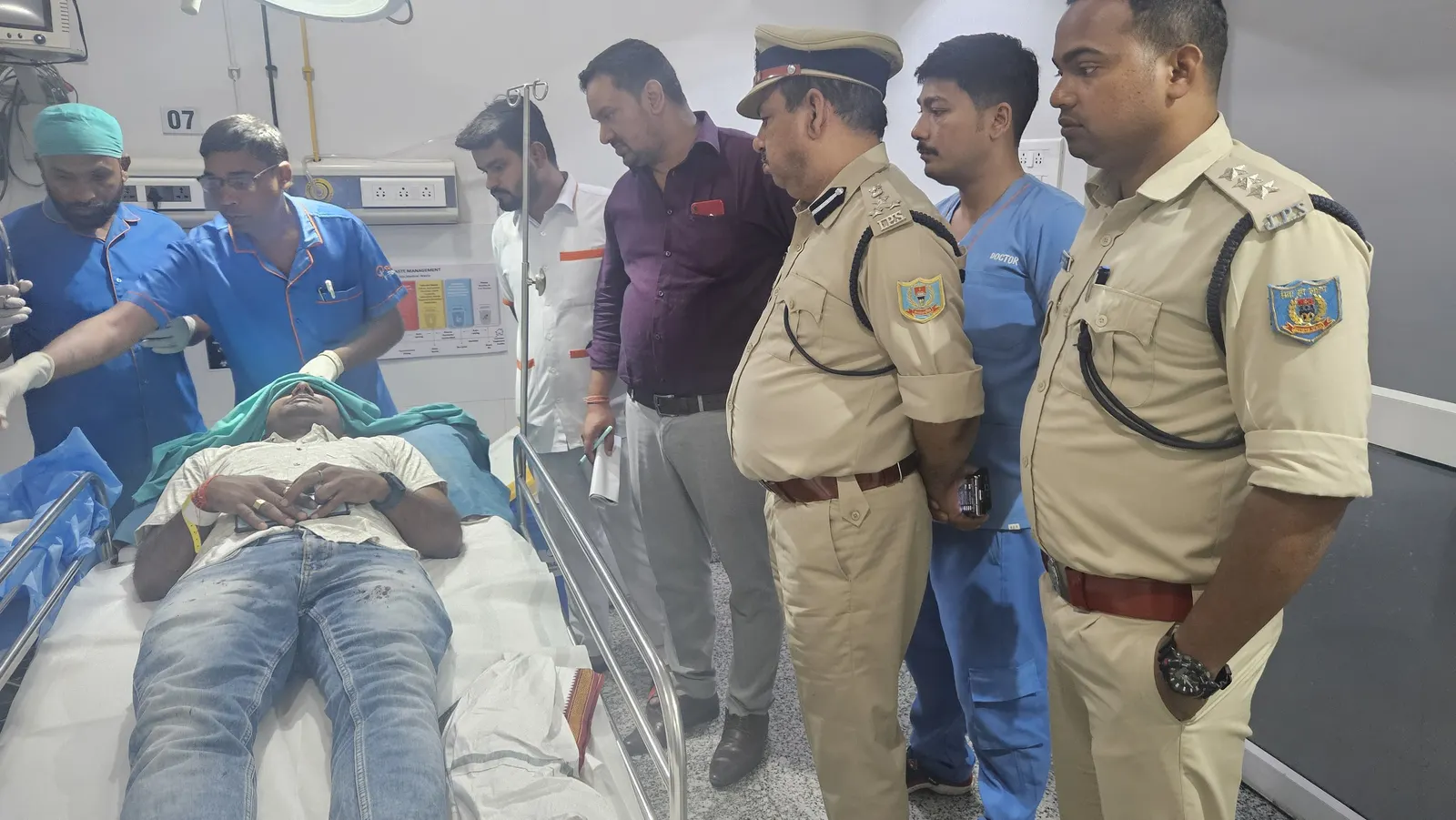 पुलिसकर्मियों पर हमला, थाना प्रभारी सहित पुलिस जवान घायल
