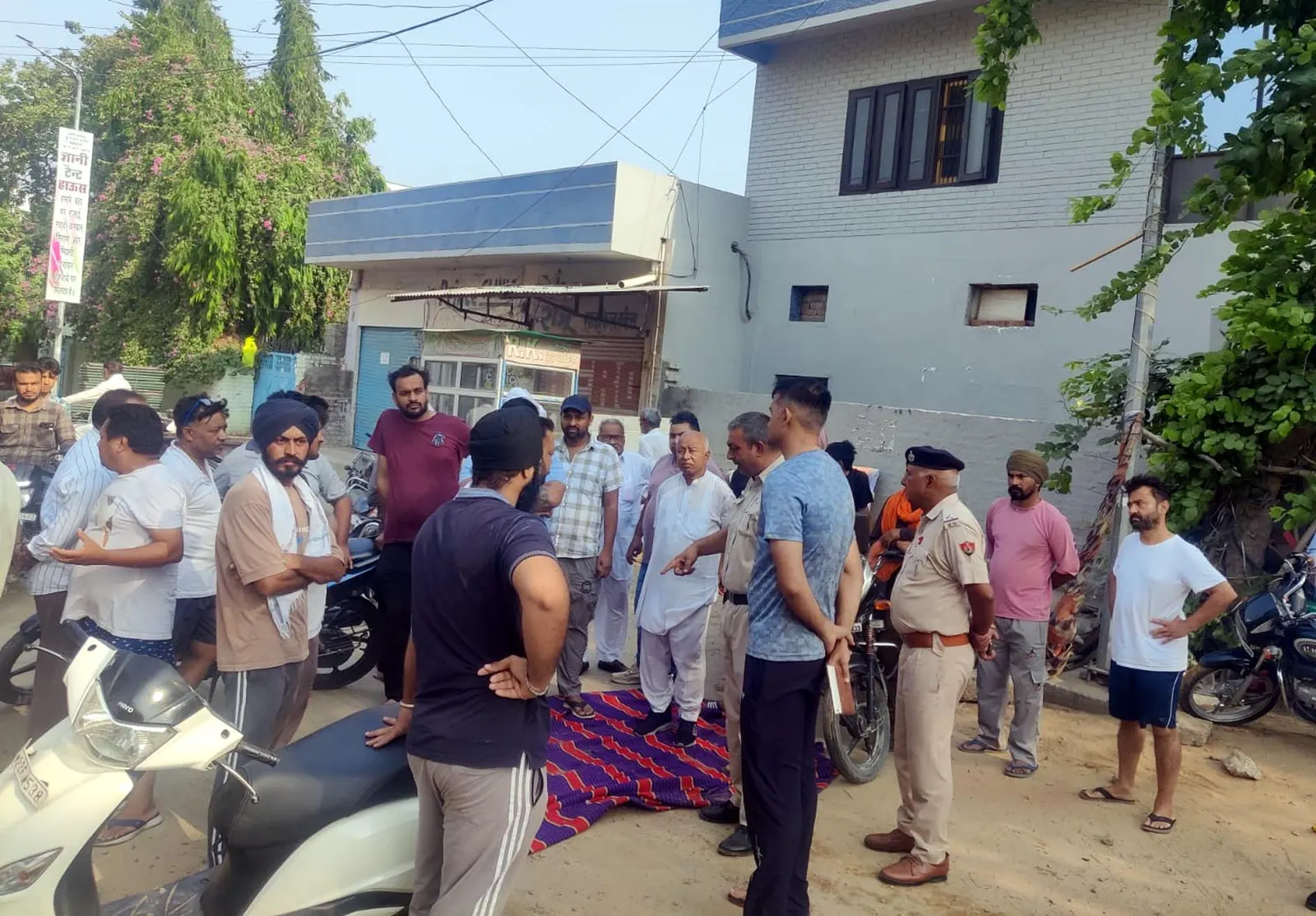 टोहाना में पेयजल समस्या से खफा लोगों ने किया रोड जाम