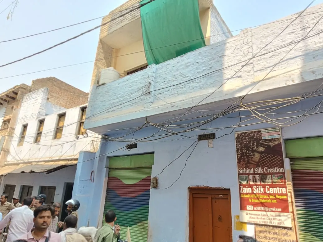 पाकिस्तानी जासूस तुफैल के घर के बाहर लाेगाें का प्रदर्शन,घर गिराने की मांग