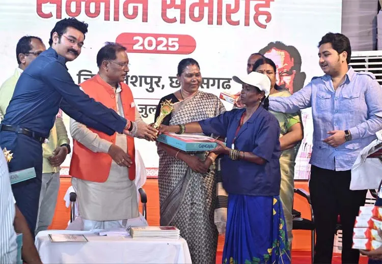रायपुर :मुख्यमंत्री साय ने स्वच्छता दीदियों को किया सम्मानित