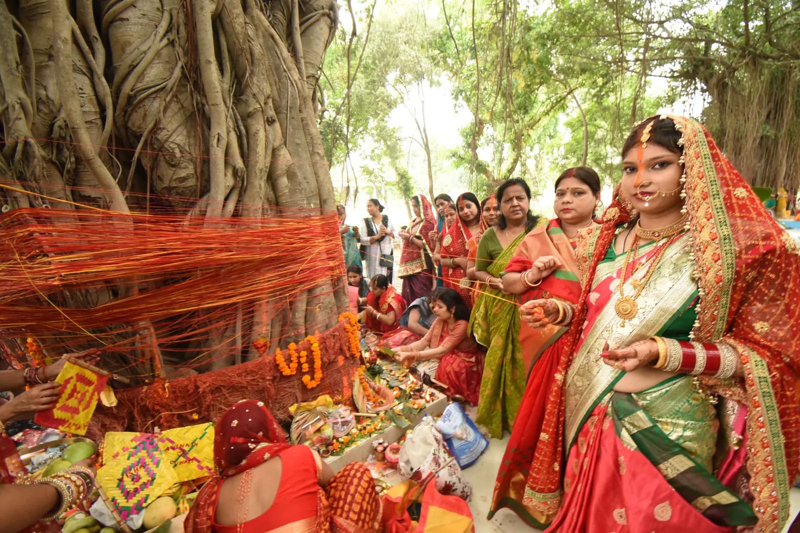 अपनी सुहाग की रक्षा को लेकर सुहागिनों ने की वट वृक्ष की पूजा