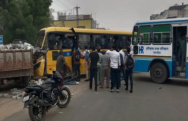 महेंद्रगढ़ में स्कूल बस और रोडवेज की बस की भिड़ंत, चार बच्चे घायल