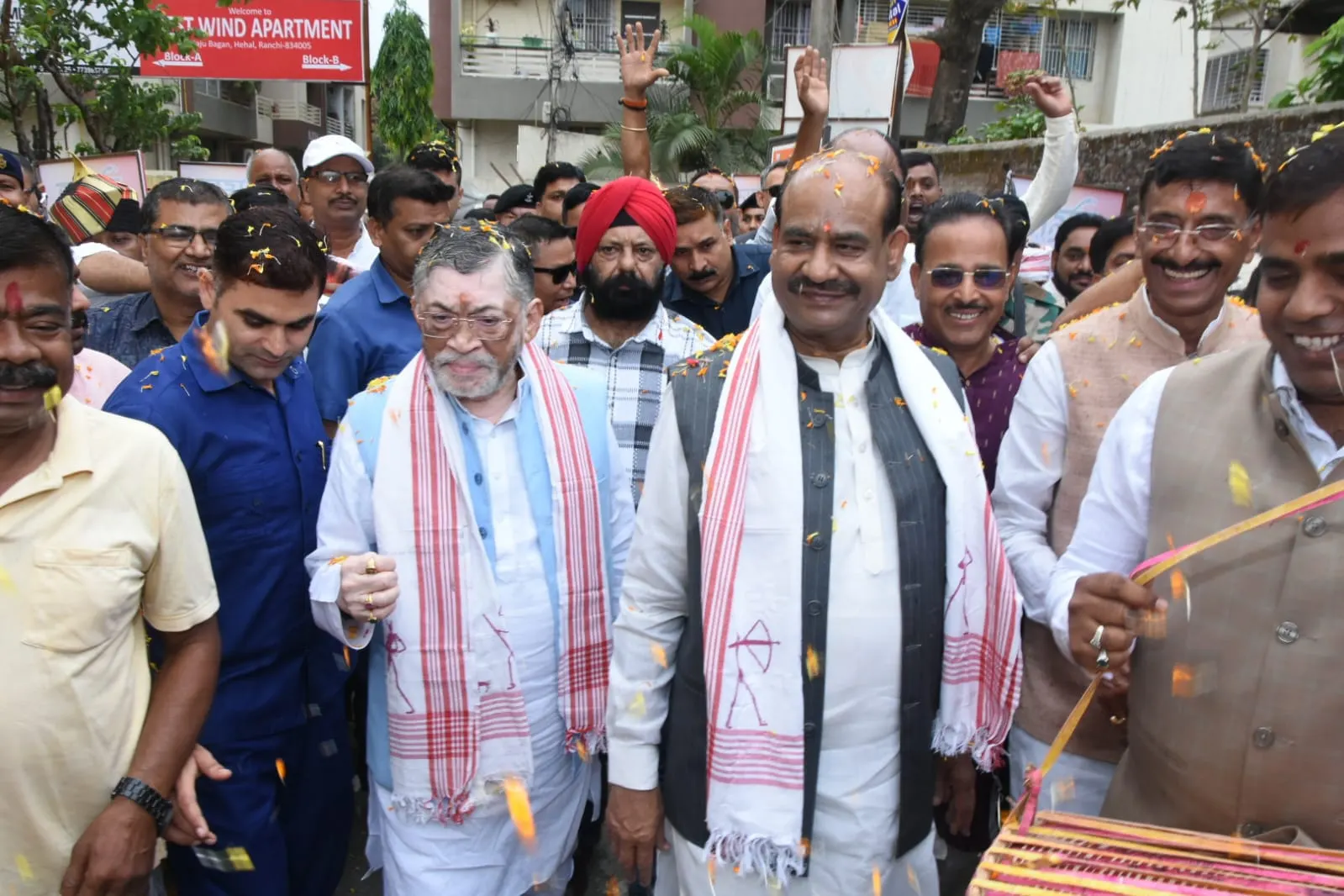 राज्यपाल और लोकसभा अध्यक्ष पहुंचे रक्षा राज्य मंत्री के आवास, हुआ स्वागत