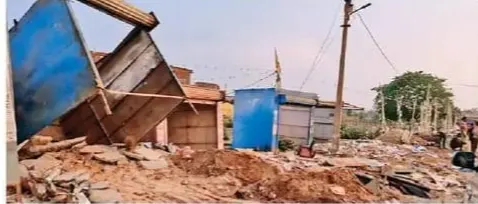 बलरामपुर में अतिक्रमण पर सख्तीः 100 से अधिक गुमटी और झोपड़ी पर चला प्रशासन का बुलडोजर