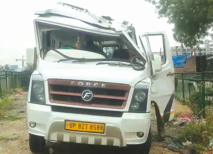 सड़क पर पलटा यात्रियों से भरा टेम्पो ट्रैवलर, मची चीख-पुकार