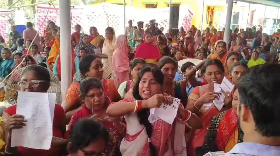 मुख्यमंत्री के संवाद नहीं किए जाने से नाराज़ महिलाओं ने हवा में लहराया आवेदन