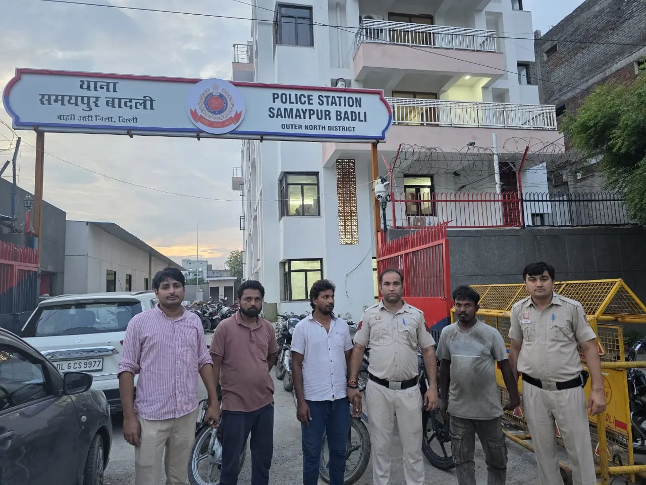 समयपुर बादली थाना पुलिस ने ऑटो लिफ्टिंग गैंग का किया पर्दाफाश, 7 बाइक और 2 स्कूटी बरामद
