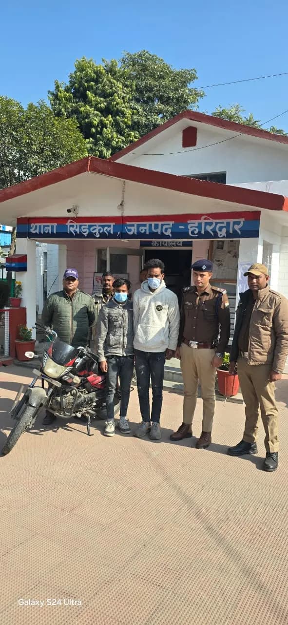 दो मोबाइल स्नैचर चढ़े पुलिस के हत्थे