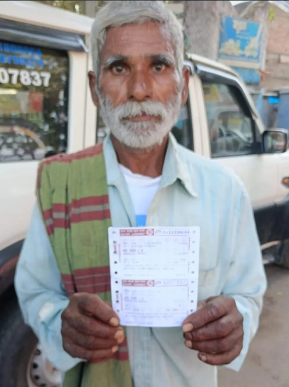 ट्रेन में चढ़ने के दौरान गिरकर महिला की मौत, पति घायल