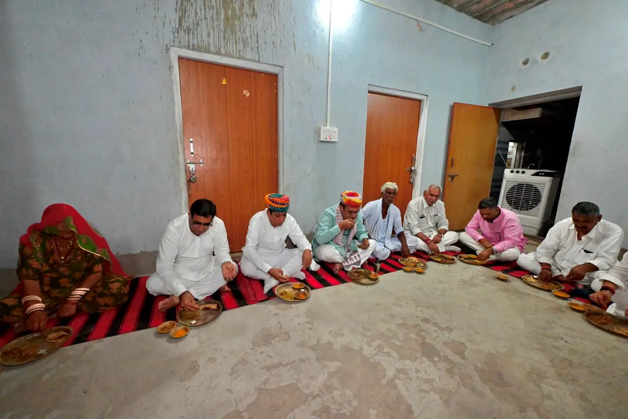 शहीद के घर पहुंचे मुख्यमंत्री, परिवार संग किया भोजन
