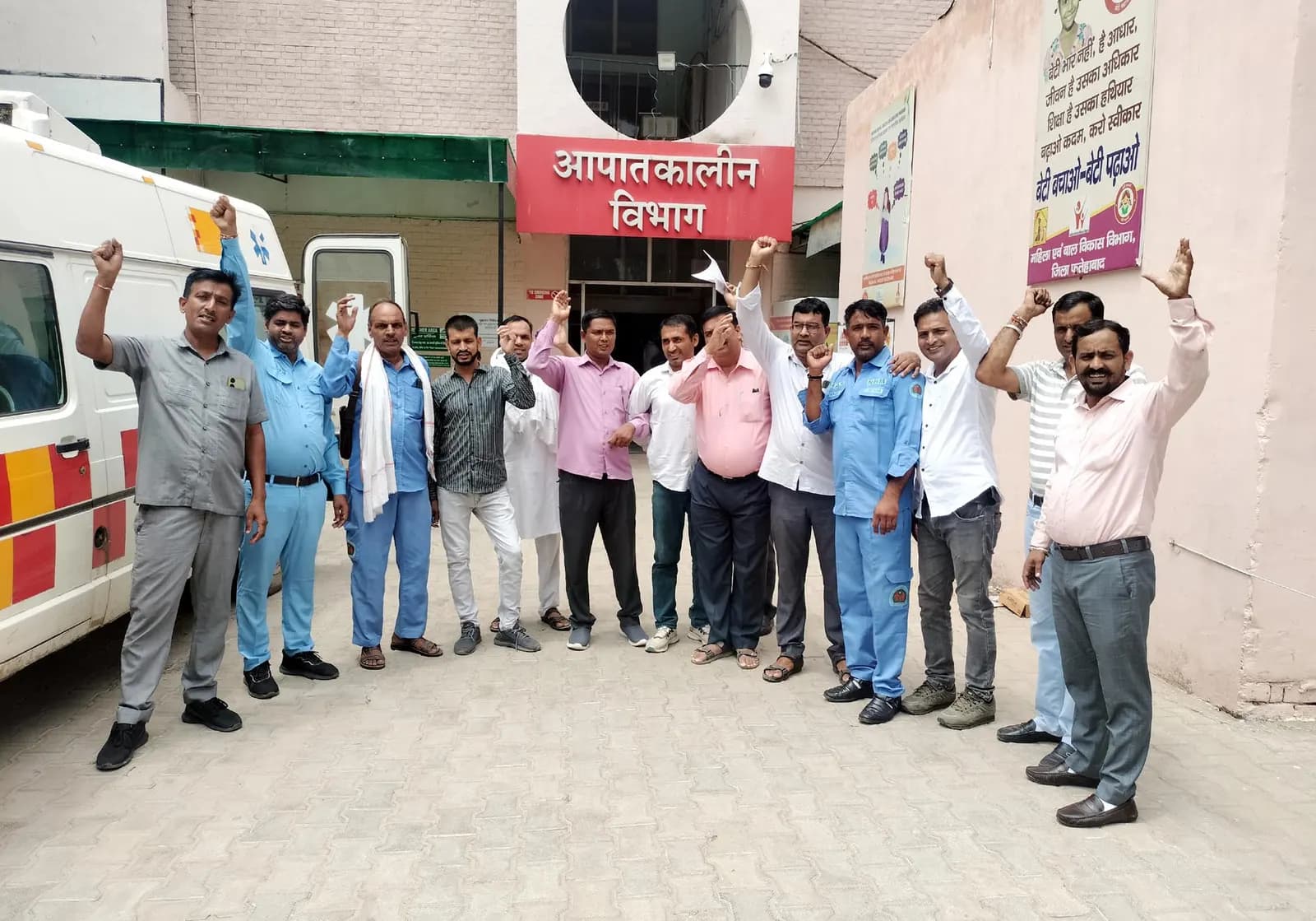 फतेहाबाद: वेतन नहीं मिलने से खफा एनएचएम कर्मचारियों ने किया विरोध प्रदर्शन