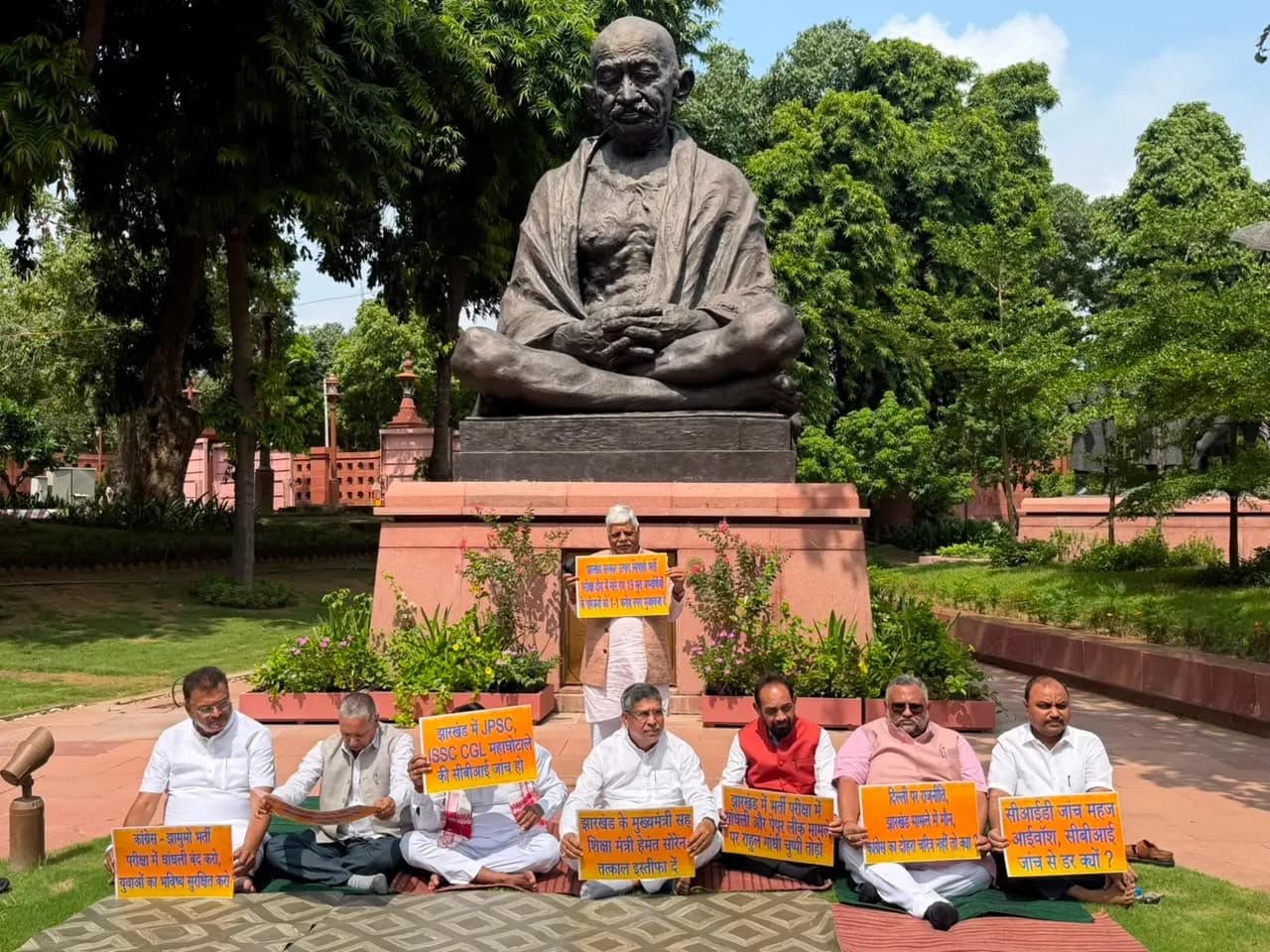 झारखंड भर्ती परीक्षा विवाद पर संसद में भाजपा सांसदों का मौन उपवास