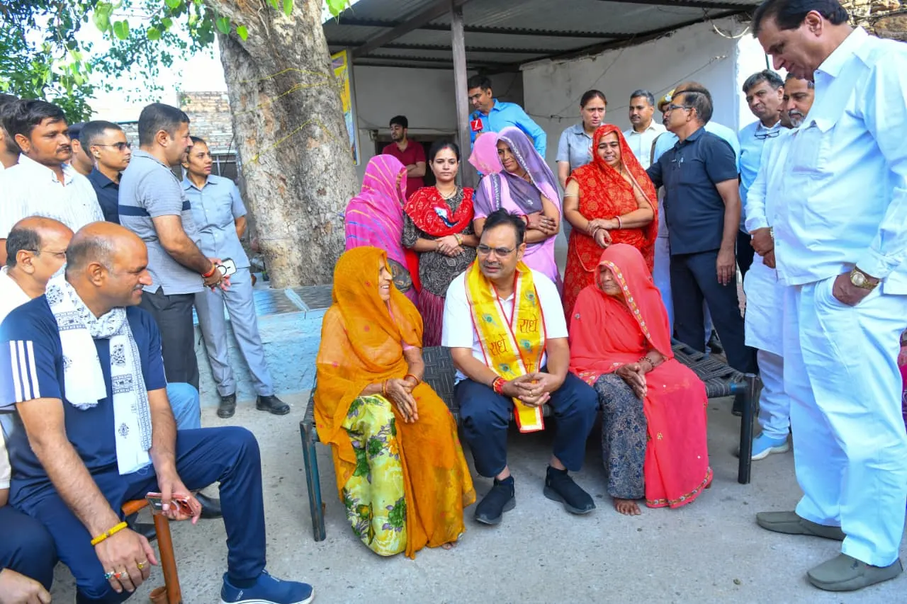 प्रतापगढ़ के बम्बोरी गांव में मुख्यमंत्री ने किया पैदल भ्रमण