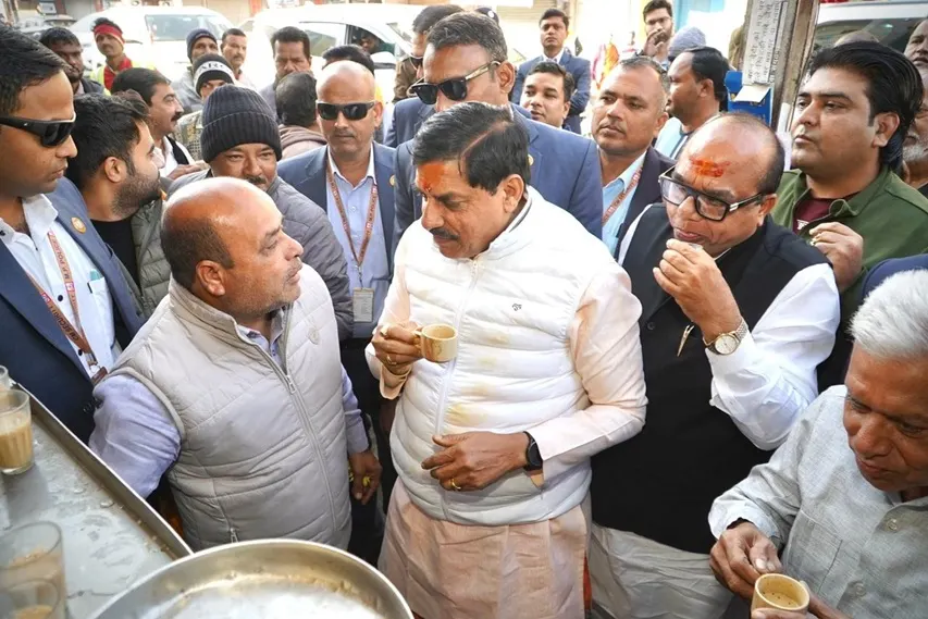मुख्यमंत्री डॉ. यादव ने उज्जैन में चाय के साथ आम लोगों से की चर्चा, निर्माणाधीन गीता भवन का भी किया निरीक्षण