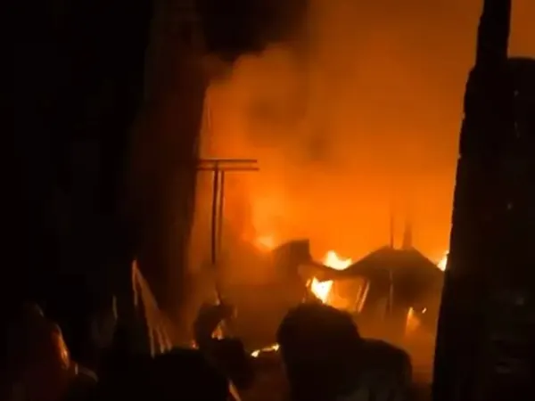जबलपुर के गुरंदी बाजार में देर रात लगी भीषण आग, सात कबाड़ दुकानें खाक, 10 दमकलों ने पाया काबू