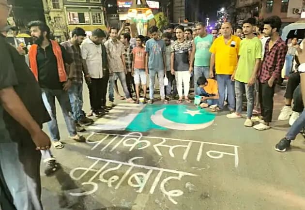 पहलगाम आतंकी हमले के विरोध में कटिहार में लोगों ने आक्रोश व्यक्त किया