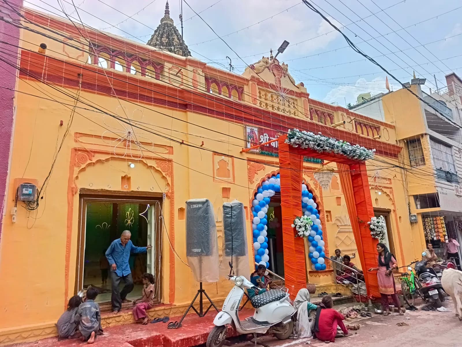 धमतरी में वृंदावन का एहसास, बांके बिहारी की प्रतिकृति है राधा-कृष्ण मंदिर
