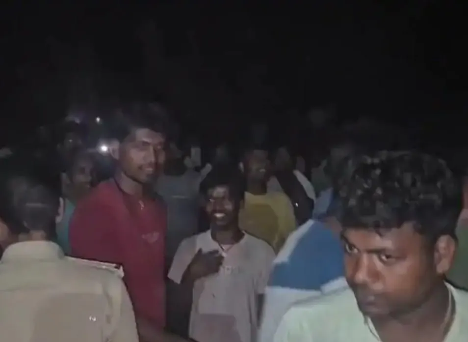 एनएच 327 पर भीषण सड़क हादसा ,दो युवकों की मौत, एक गंभीर