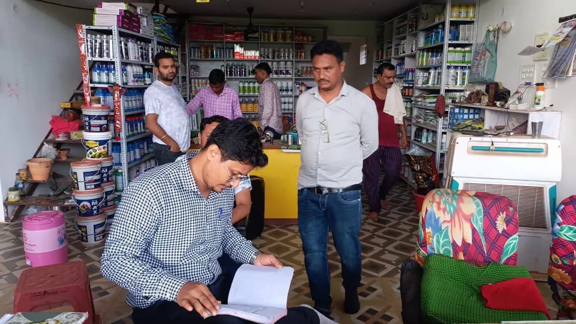 किसानों को बेच रहे थे एक्सपायरी दवा, कृषि विभाग ने की कार्रवाई
