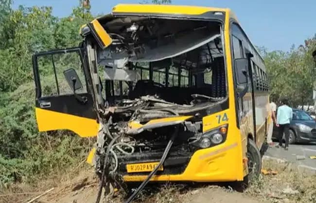 रेवाड़ीः दिल्ली-जयपुर हाईवे पर स्कूल बस हादसाग्रस्त, बाल-बाल बची 44 मासूम जिंदगियां