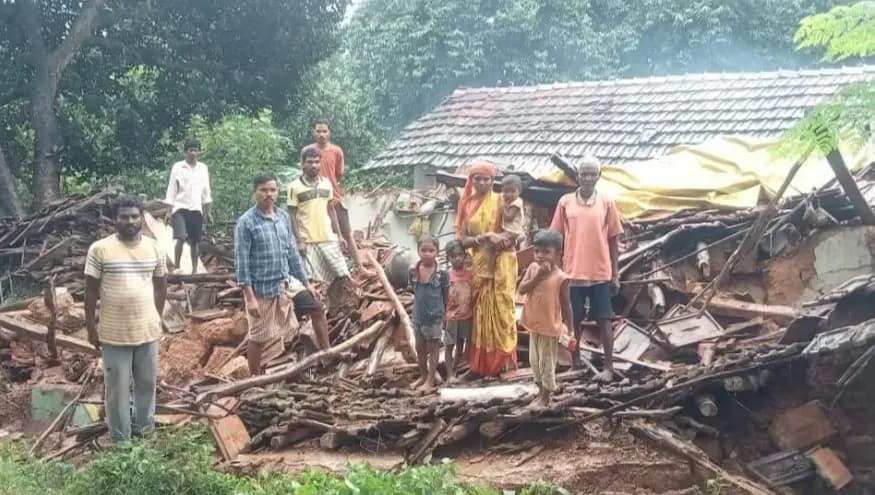 भारी बारिश से आदिवासी परिवार का कच्चा मकान ध्वस्त