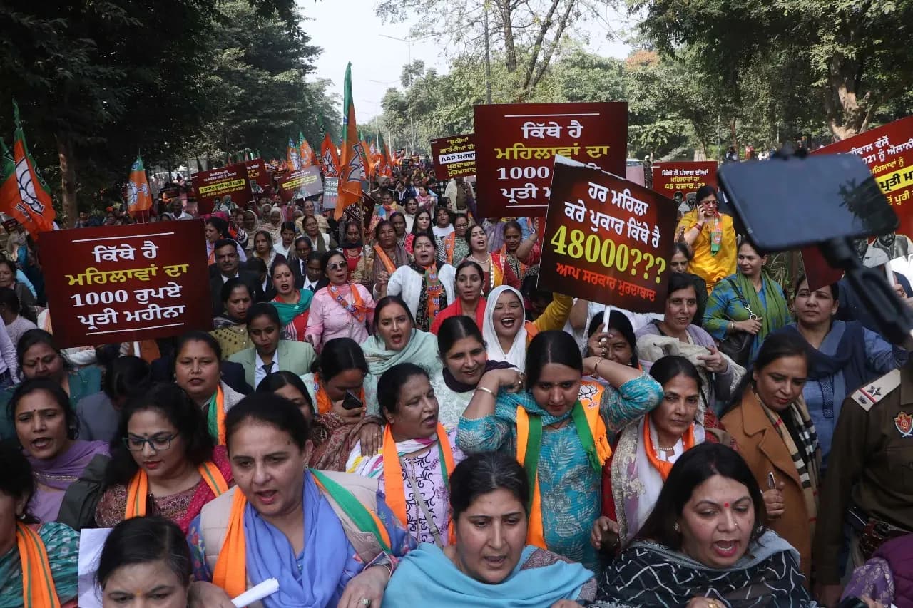आआपा सरकार के खिलाफ भाजपा महिला मोर्चा का प्रदर्शन