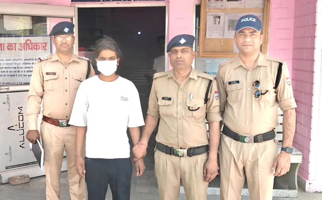 धोखाधड़ी के इनामी आरोपित को पुलिस ने गिरफ्तार किया