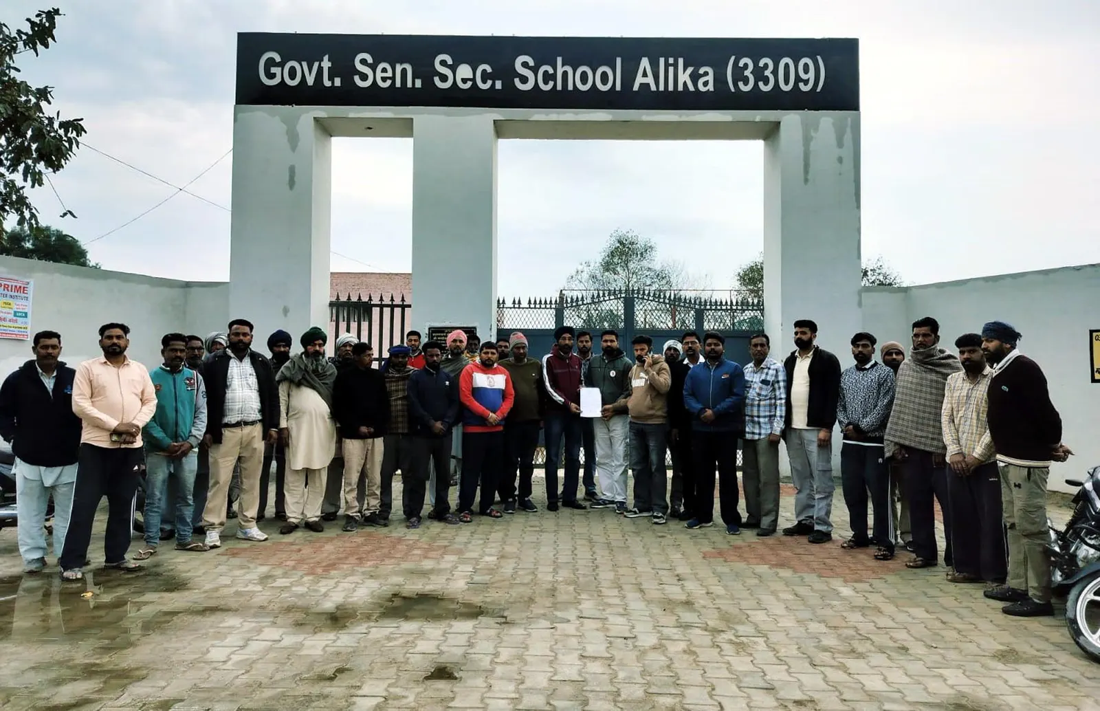 फतेहाबाद : अध्यापकों के तबादले से भडक़े ग्रामीण, स्कूल गेट पर दिया सांकेतिक धरना