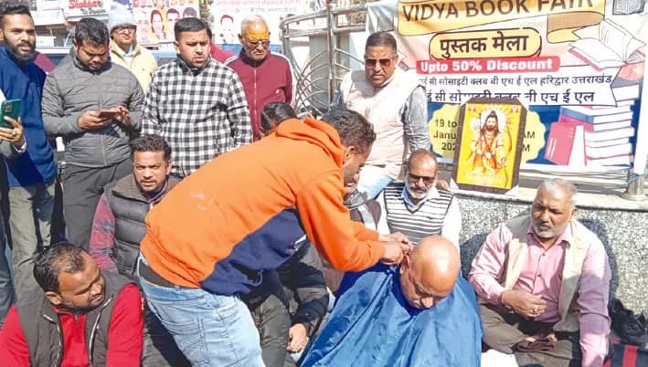 स्वामी अविमुक्तेश्वरानंद के साथ अभद्रता मामले में कांग्रेस नेताओं ने मुण्डन करवाकर जताया विरोध