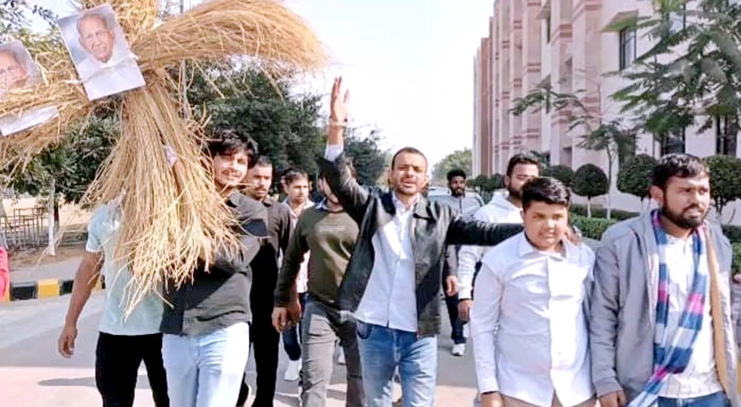 जींद: किसान छात्र एकता संगठन व एनएसयूआई ने मिलकर फूंका सफीदों विधायक का पुतला