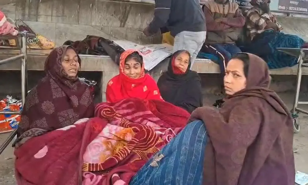पेड़ काटते समय गिरा बिजली का पोल, मजदूर की मौत