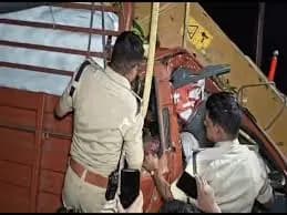 इंदौर में केले से भरी आयशर ट्रक से टकराई, ड्राइवर और क्लीनर की मौत