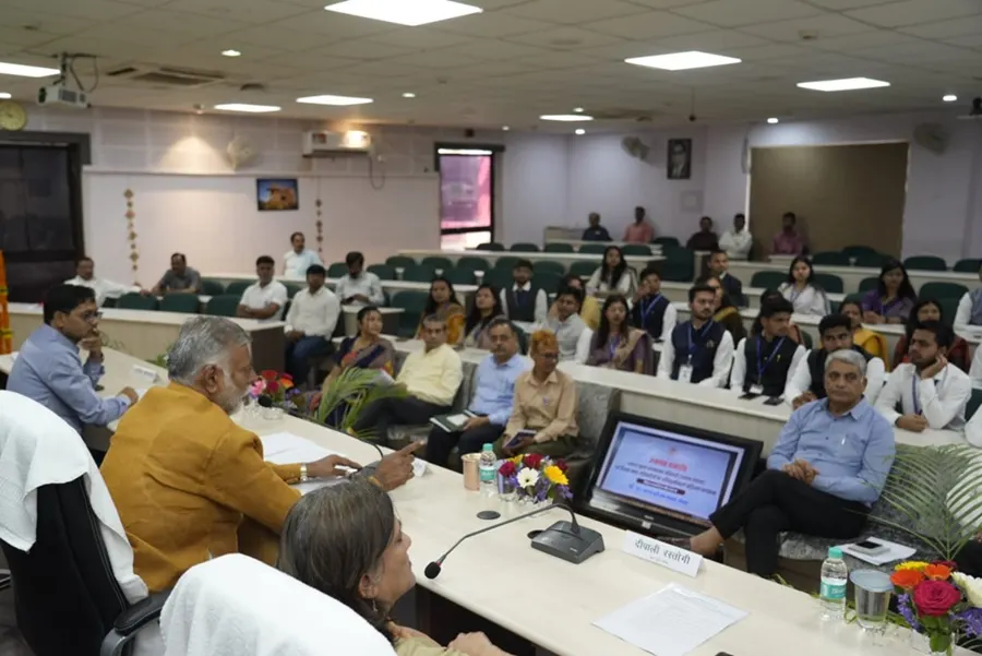 मंत्री पटेल ने नवनियुक्त अधिकारियों से किया संवाद, लक्ष्य आधारित कार्यशैली पर दिया जोर