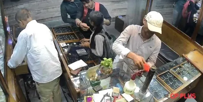 ज्वेलर्स दुकान से सोने की चेन की चोरी, वारदात सीसीटीवी में कैद