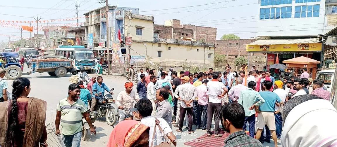 सड़क के निर्माण को लेकर चक्का जाम, आश्वासन पर खत्म हुआ आन्दोलन