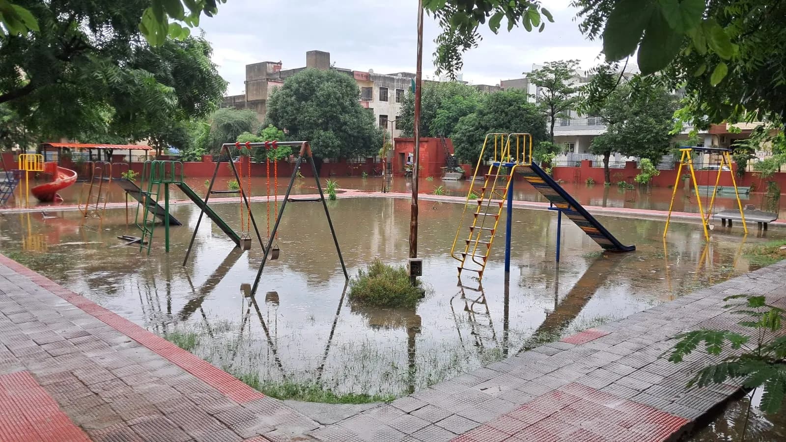 (अपडेट) राजस्थान में बारिश का दौर जारी, जयपुर के नीचले इलाके जलमग्न, कोटा में रेल ट्रैक पर लैंडस्लाइड