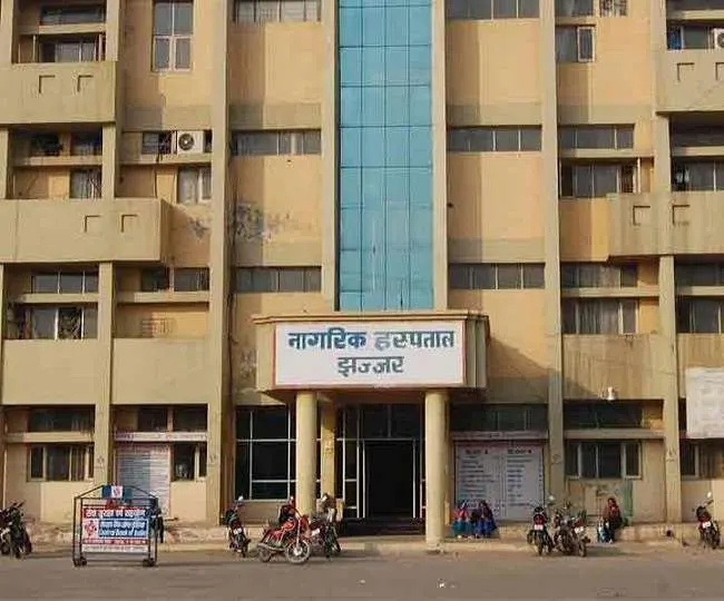 झज्जर में ट्रक व बस की टक्कर,पैनासाेनिक कंपनी के 40 कर्मी घायल