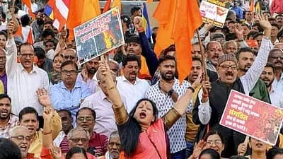 बांग्लादेश में हिंदुओं पर अत्याचार के विरोध में बंगाल के लैंड पोर्ट्स पर उग्र प्रदर्शन, कई जगह पुलिस से झड़प