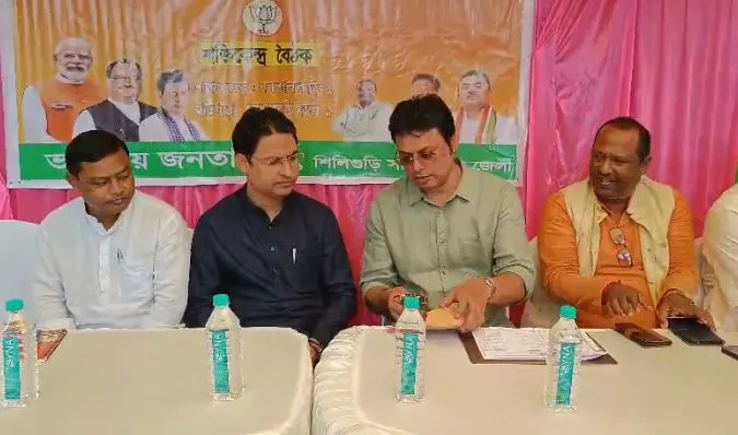 सिलीगुड़ी में बिप्लब देव ने पार्टी नेताओं के साथ की बैठक