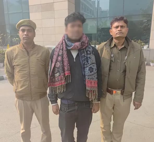 नाेएडा में पत्नी समेत सीआरपीएफ का जवान गिरफ्तार, 10 वर्षीय बच्ची को घरेलू काम के लिए रखने और उत्पीड़न का आरोप