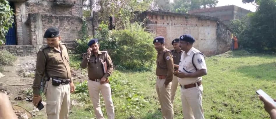 पांच बमनुमा डब्बा और सात खोखा बरामद, छानबीन में जुटी पुलिस