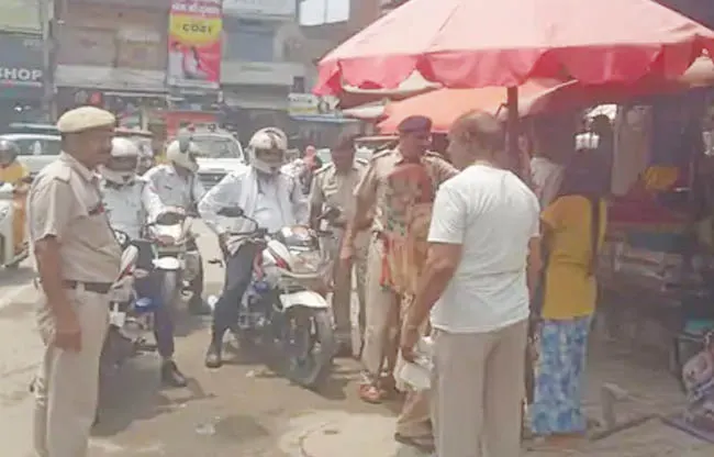 सड़क अतिक्रमण पर दो फल विक्रेताओं के खिलाफ केस दर्ज