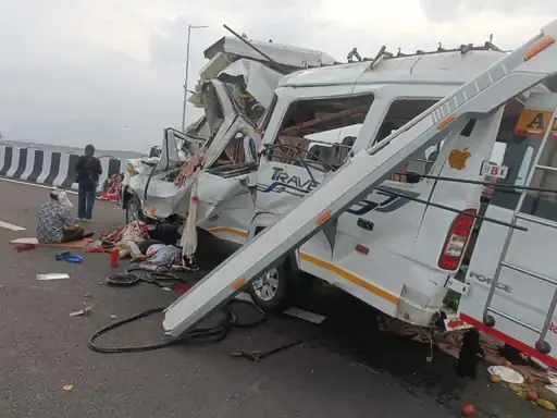 टेंपो ट्रैवलर की ट्रक से भिड़ंत, तीन की मौत