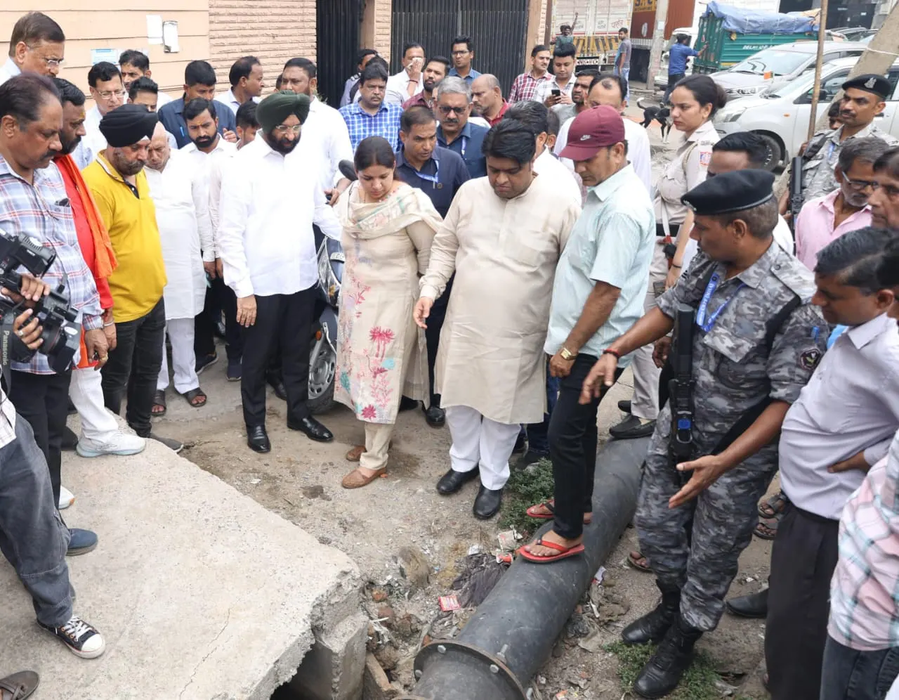 मनजिंदर सिंह सिरसा ने वजीरपुर औद्योगिक क्षेत्र का किया निरीक्षण एवं साफ-सफाई का लिया जायजा