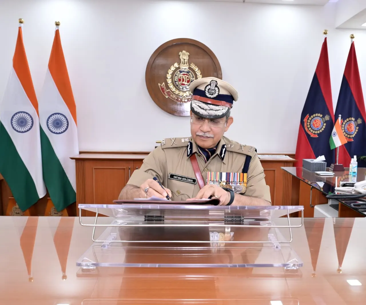 दिल्ली के नए पुलिस कमिश्नर सतीश गोलचा ने संभाला कार्यभार
