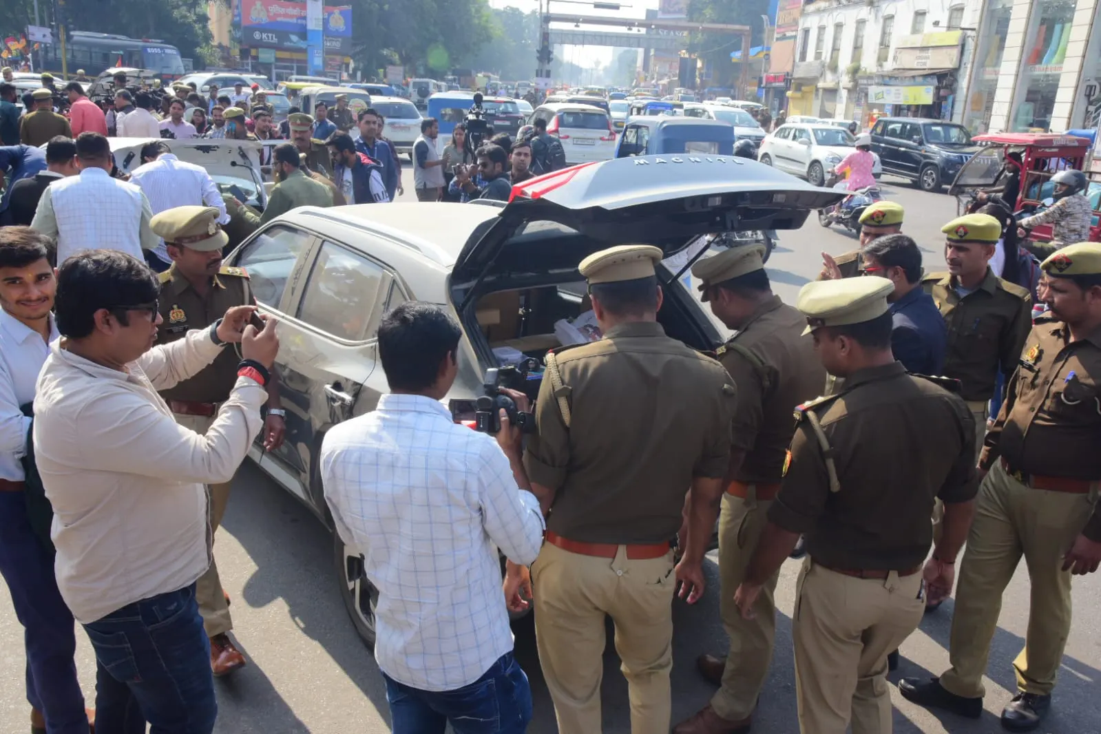 दिल्ली विस्फोट के बाद उत्तर प्रदेश में हाई अलर्ट, पुलिस ने चलाया सघन चेकिंग अभियान